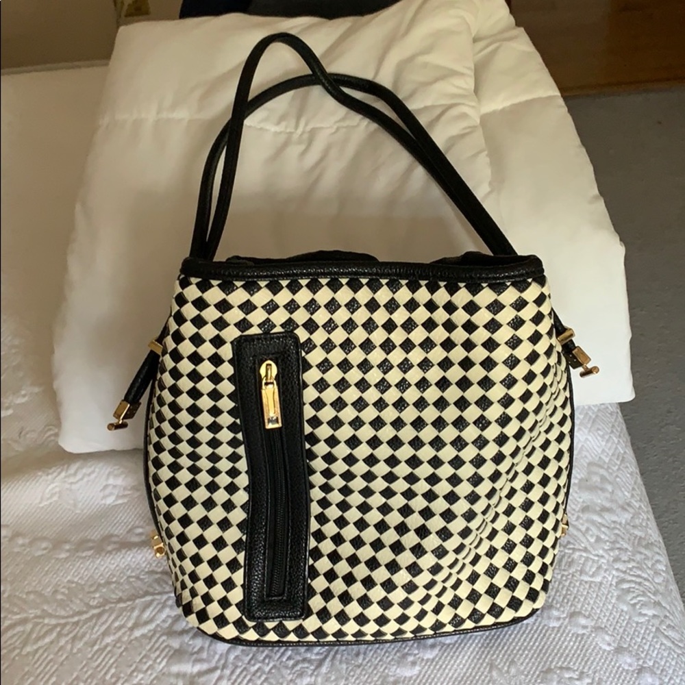 Black/white adjustable shoulder/hand bag